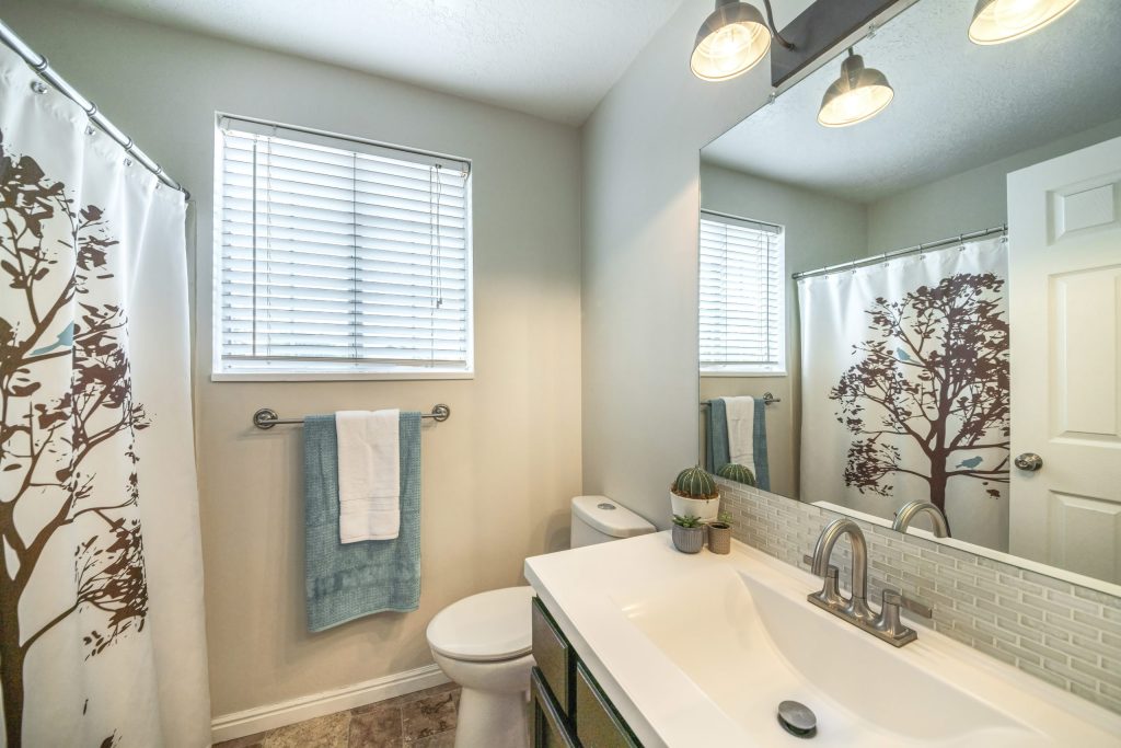 Bathroom deep cleaning in Santa Monica