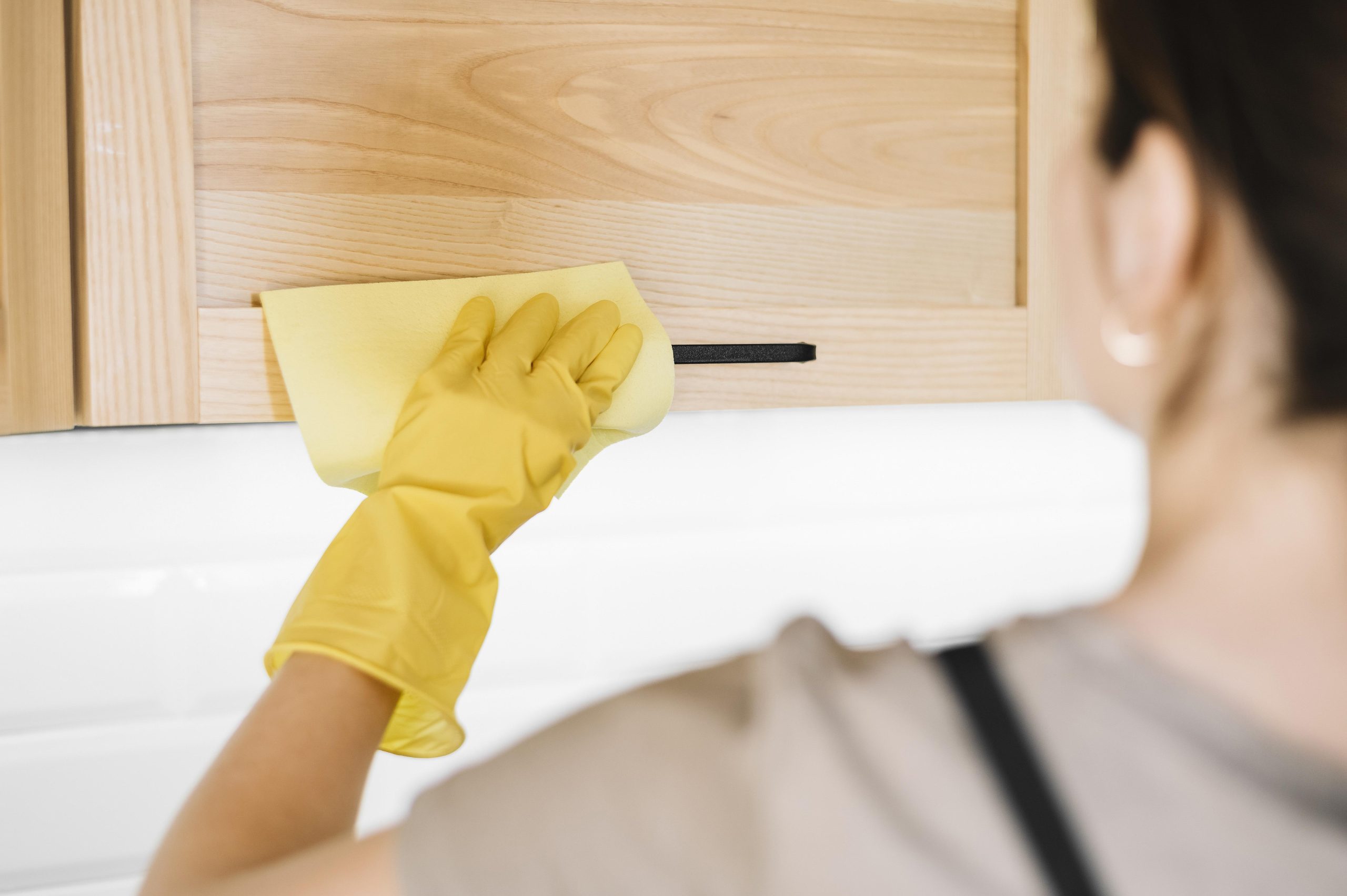 cleaning service tech is performing a move out cleaning in los angeles